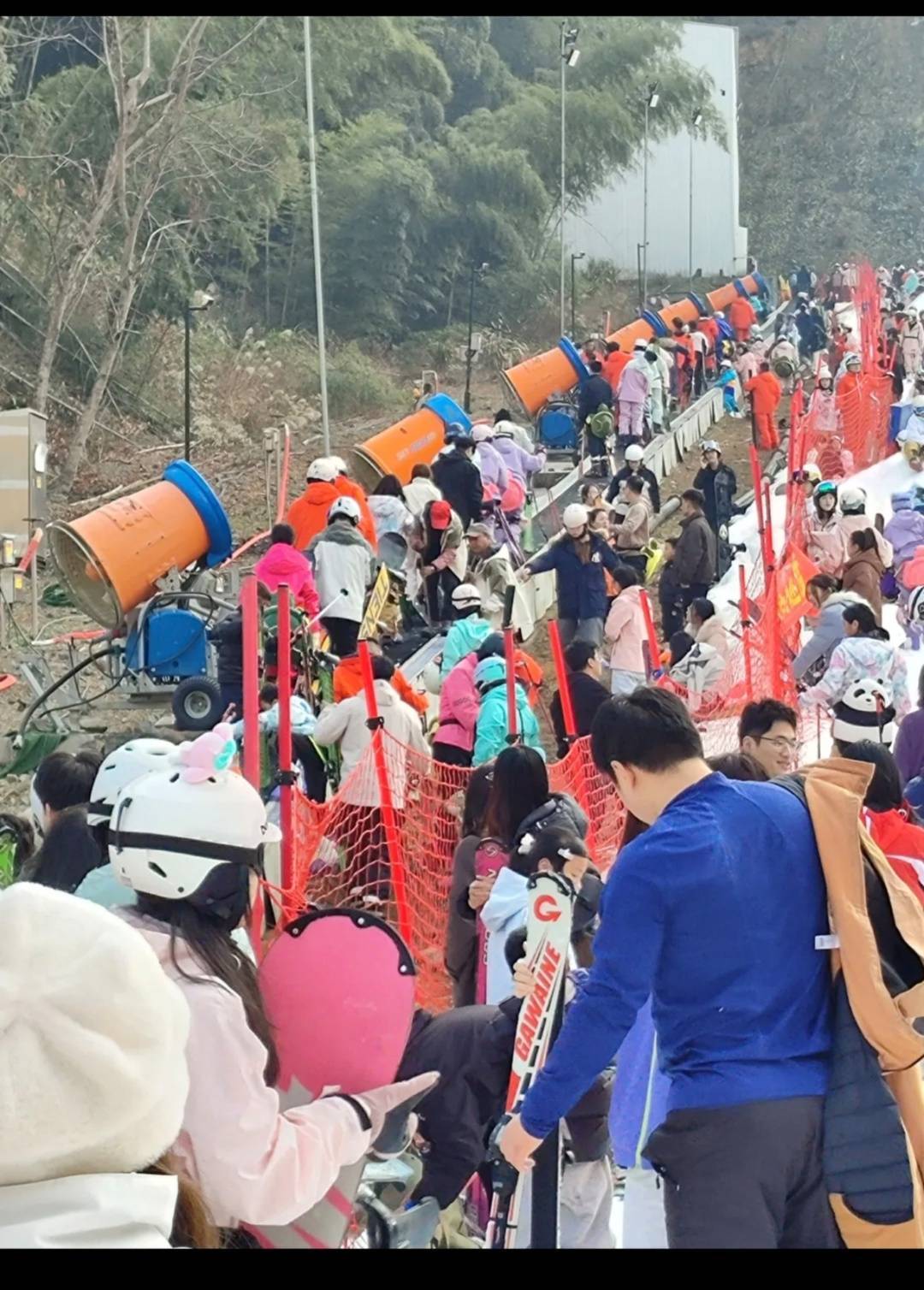 滑雪场传送带骤停，多名游客摔倒受伤，多方回应(图2)