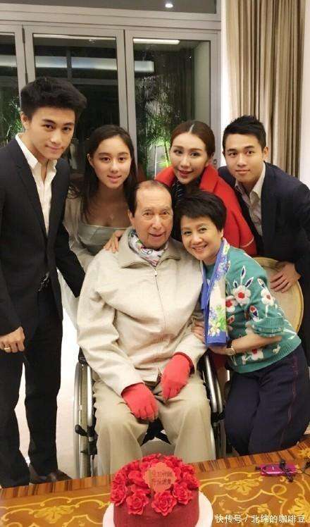 奚梦瑶凸肚疑似怀第三胎，与何猷君甜蜜现身