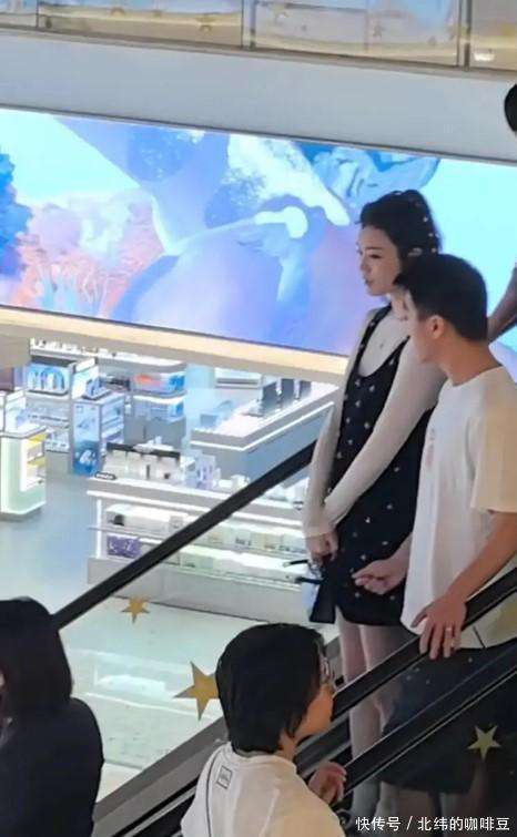 奚梦瑶凸肚疑似怀第三胎，与何猷君甜蜜现身，同行还有奶奶梁安琪(图4)