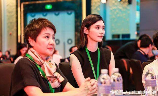 奚梦瑶凸肚疑似怀第三胎，与何猷君甜蜜现身，同行还有奶奶梁安琪(图6)