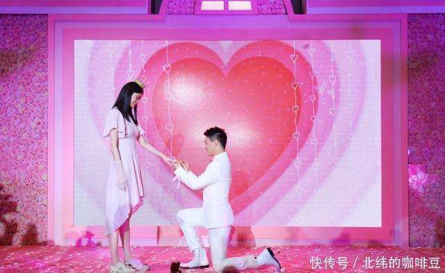 奚梦瑶凸肚疑似怀第三胎，与何猷君甜蜜现身，同行还有奶奶梁安琪(图2)