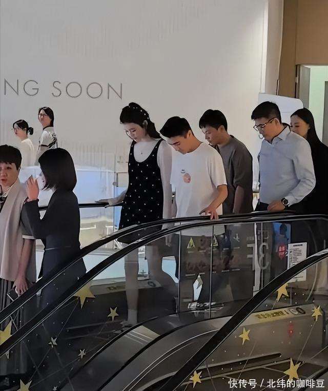 奚梦瑶凸肚疑似怀第三胎，与何猷君甜蜜现身，同行还有奶奶梁安琪(图3)