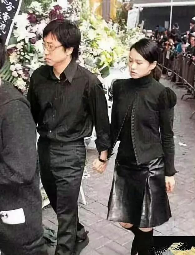 伊能静带全家台湾旅游！腚大背驼大妈味浓，米粒近视仍手机不离手(图2)