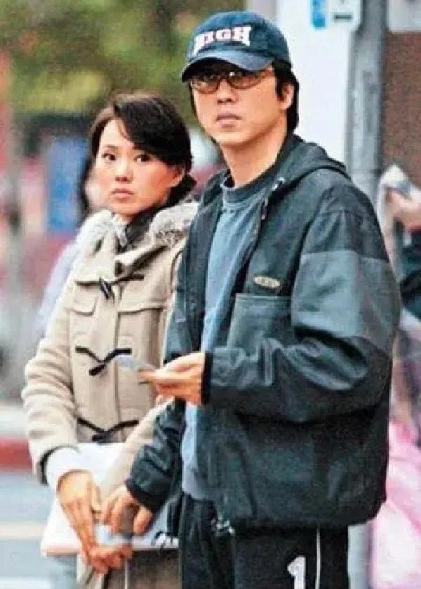 伊能静带全家台湾旅游！腚大背驼大妈味浓，米粒近视仍手机不离手(图4)