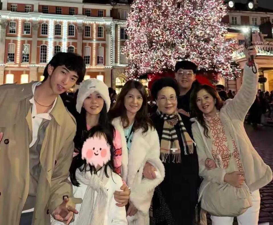 伊能静带全家台湾旅游！腚大背驼大妈味浓，米粒近视仍手机不离手(图12)