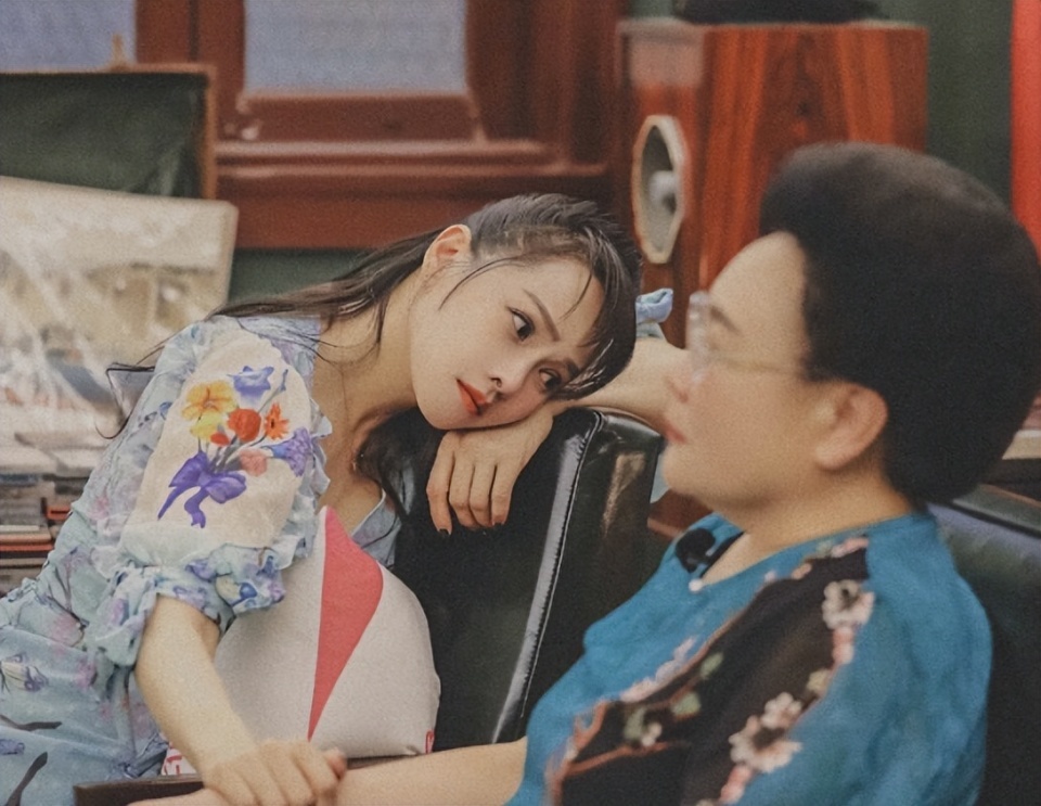 伊能静带全家台湾旅游！腚大背驼大妈味浓，米粒近视仍手机不离手(图11)