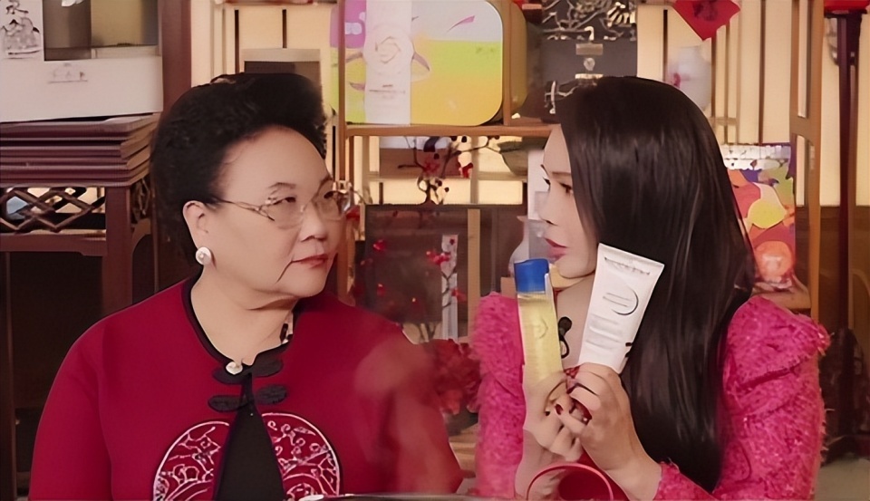 伊能静带全家台湾旅游！腚大背驼大妈味浓，米粒近视仍手机不离手(图14)