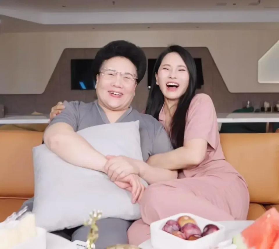 伊能静带全家台湾旅游！腚大背驼大妈味浓，米粒近视仍手机不离手(图15)