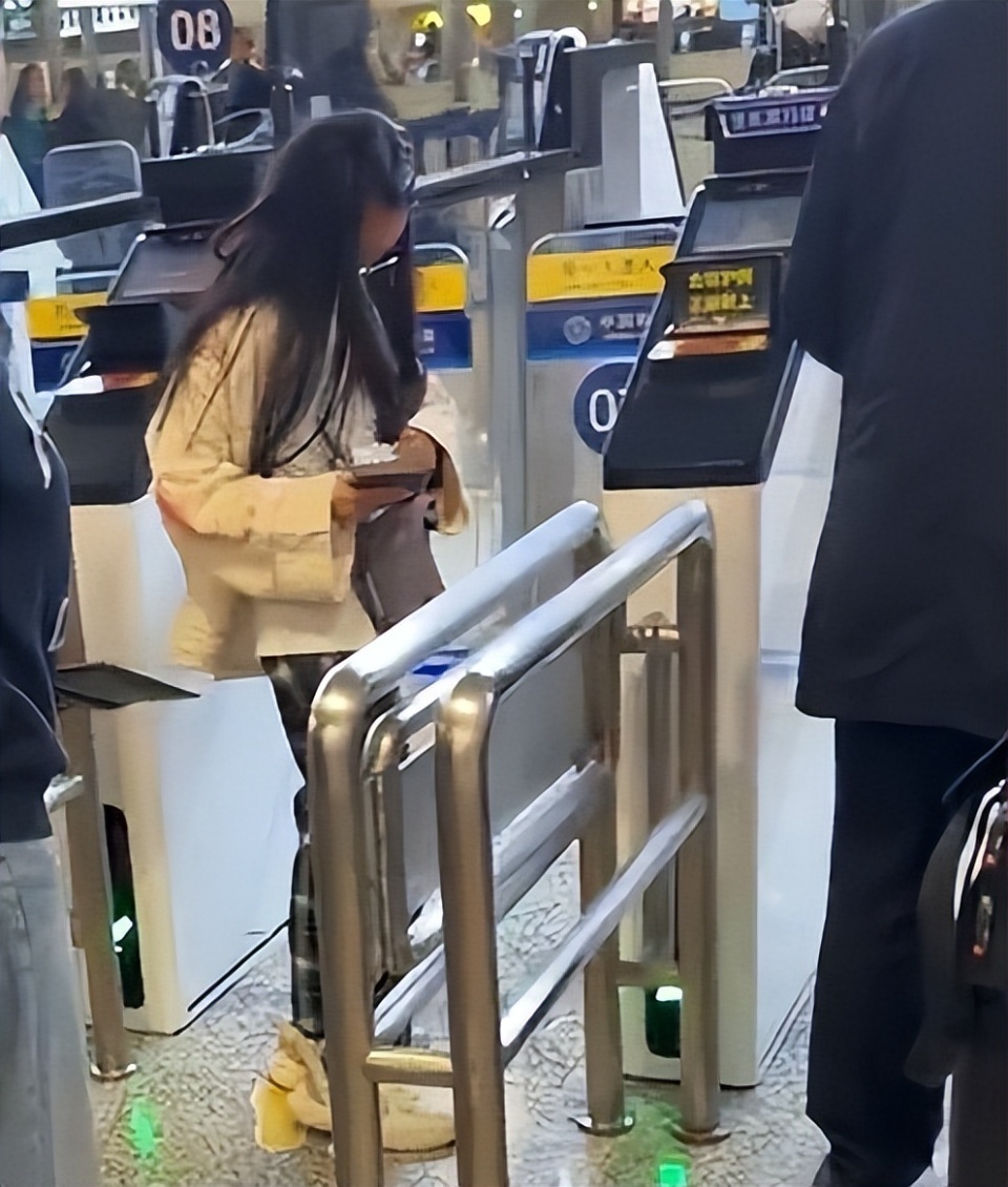 伊能静带全家台湾旅游！腚大背驼大妈味浓，米粒近视仍手机不离手(图19)