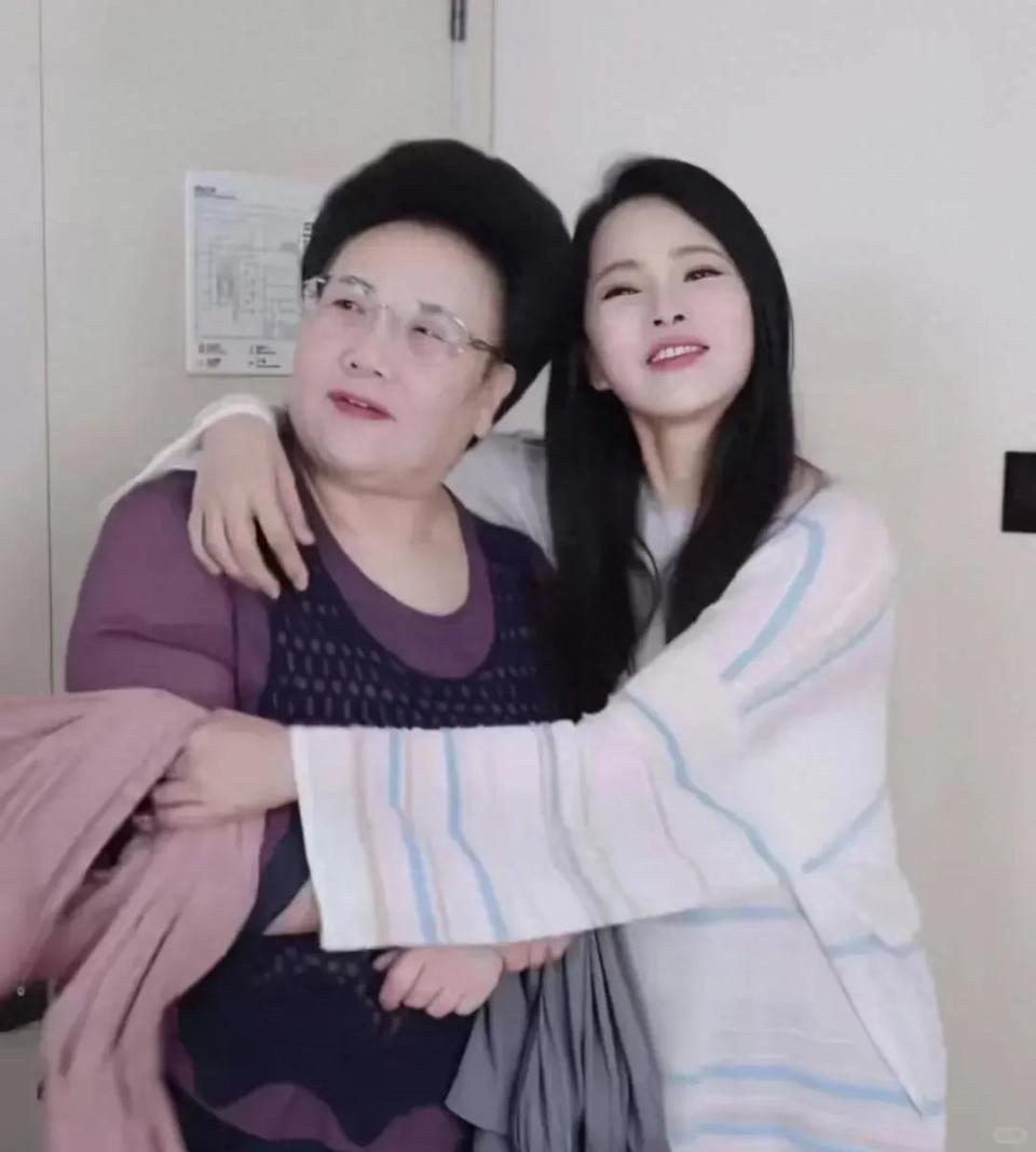 伊能静带全家台湾旅游！腚大背驼大妈味浓，米粒近视仍手机不离手(图16)