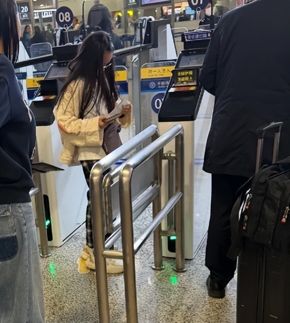 伊能静带全家台湾旅游！腚大背驼大妈味浓，米粒近视仍手机不离手(图20)