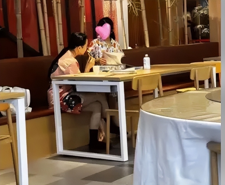 伊能静带全家台湾旅游！腚大背驼大妈味浓，米粒近视仍手机不离手(图21)