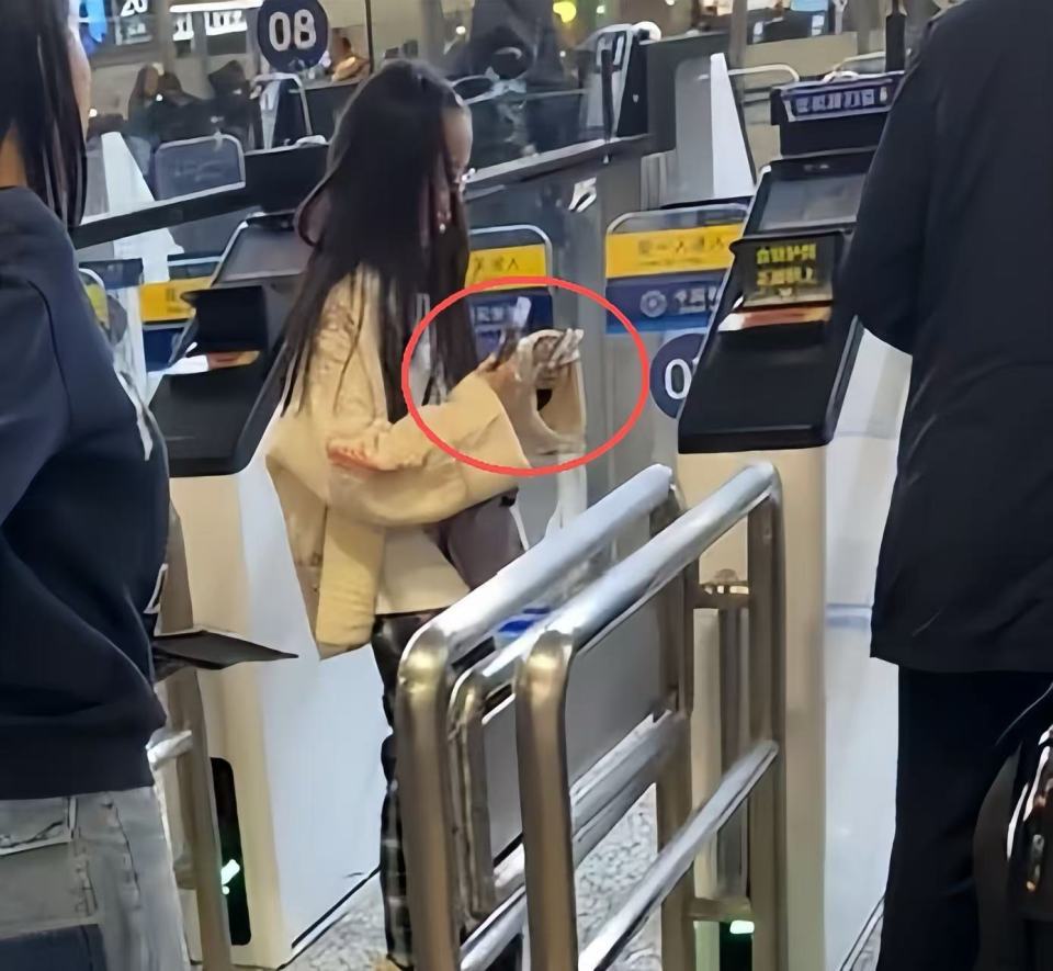 伊能静带全家台湾旅游！腚大背驼大妈味浓，米粒近视仍手机不离手(图22)