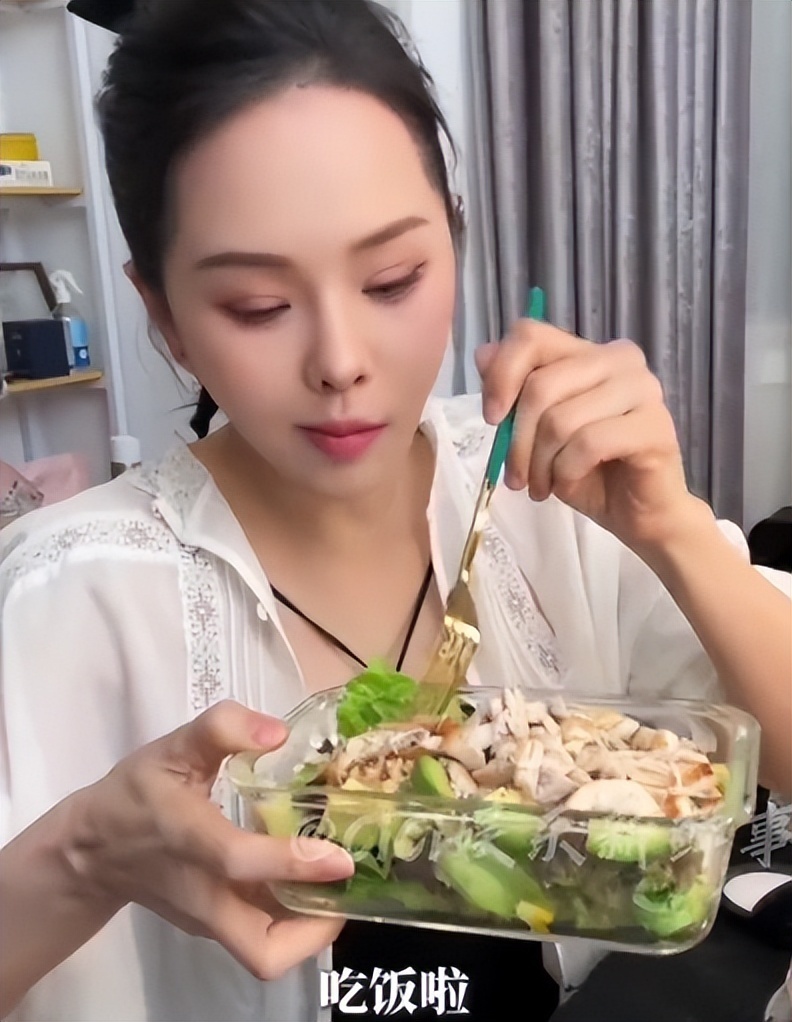 伊能静带全家台湾旅游！腚大背驼大妈味浓，米粒近视仍手机不离手(图25)