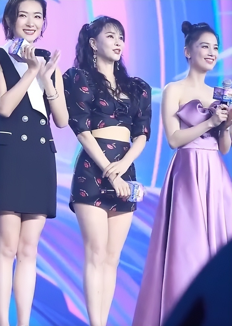 伊能静带全家台湾旅游！腚大背驼大妈味浓，米粒近视仍手机不离手(图26)