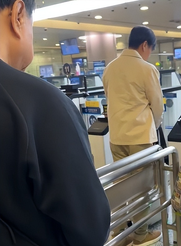 伊能静带全家台湾旅游！腚大背驼大妈味浓，米粒近视仍手机不离手(图27)