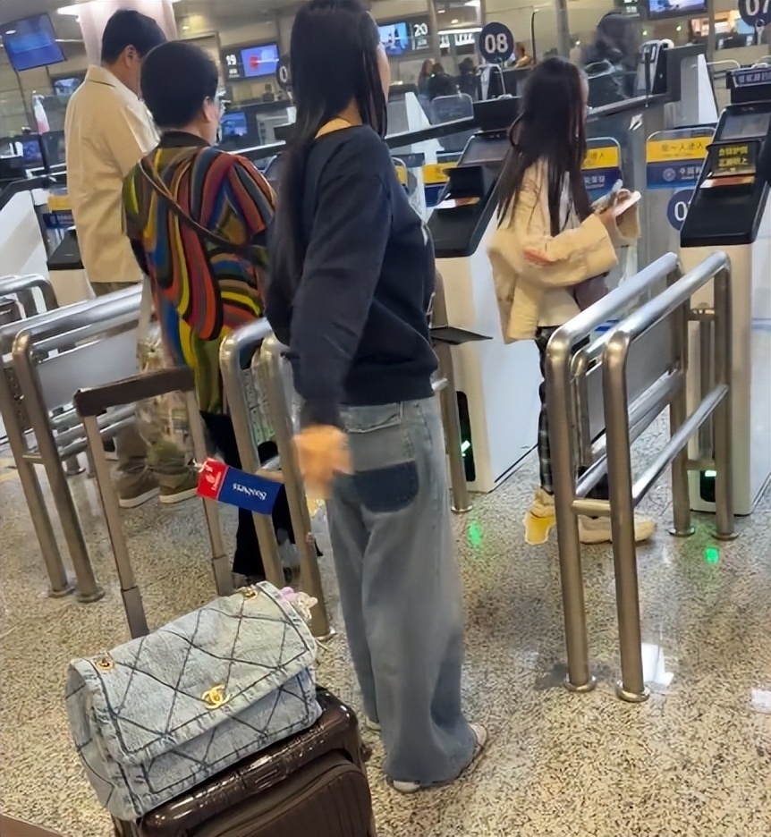 伊能静带全家台湾旅游！腚大背驼大妈味浓，米粒近视仍手机不离手(图24)