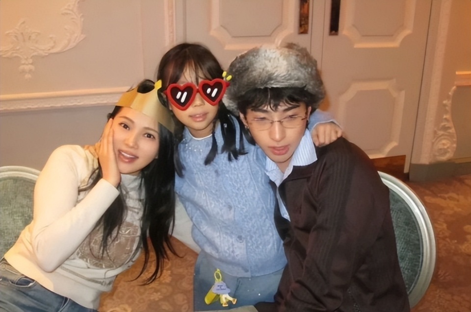 伊能静带全家台湾旅游！腚大背驼大妈味浓，米粒近视仍手机不离手(图31)