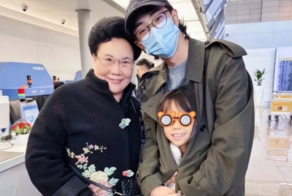 伊能静带全家台湾旅游！腚大背驼大妈味浓，米粒近视仍手机不离手(图30)