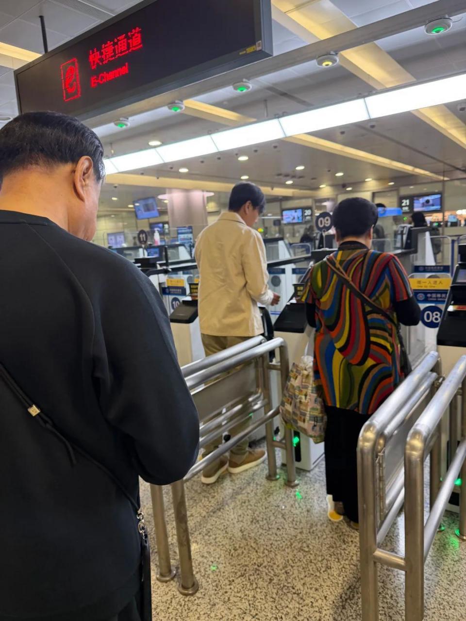 伊能静带全家台湾旅游！腚大背驼大妈味浓，米粒近视仍手机不离手(图28)