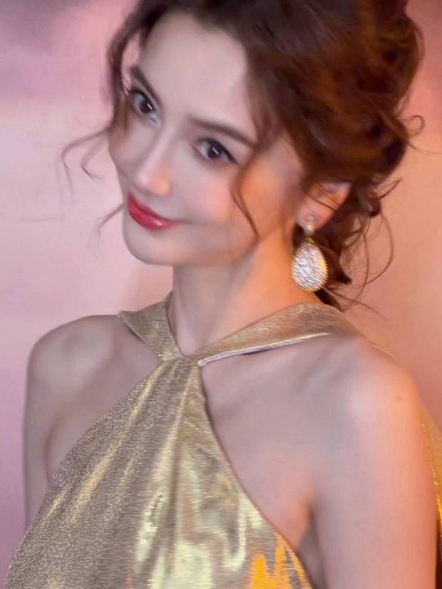 杨颖穿鎏金长裙秀曼妙身材，大眼灵动宛如芭比娃娃(图3)