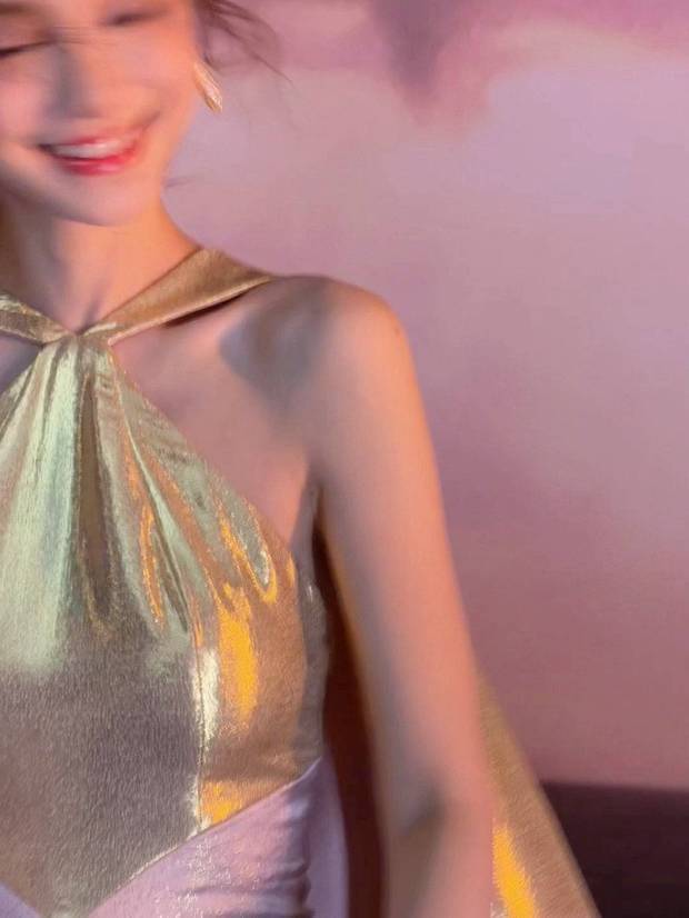 杨颖穿鎏金长裙秀曼妙身材，大眼灵动宛如芭比娃娃(图2)