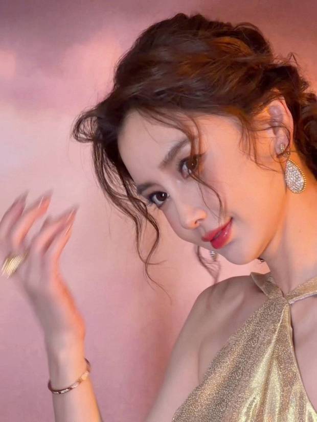 杨颖穿鎏金长裙秀曼妙身材，大眼灵动宛如芭比娃娃(图6)