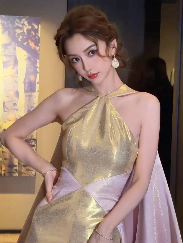 杨颖穿鎏金长裙秀曼妙身材，大眼灵动宛如芭比娃娃(图5)