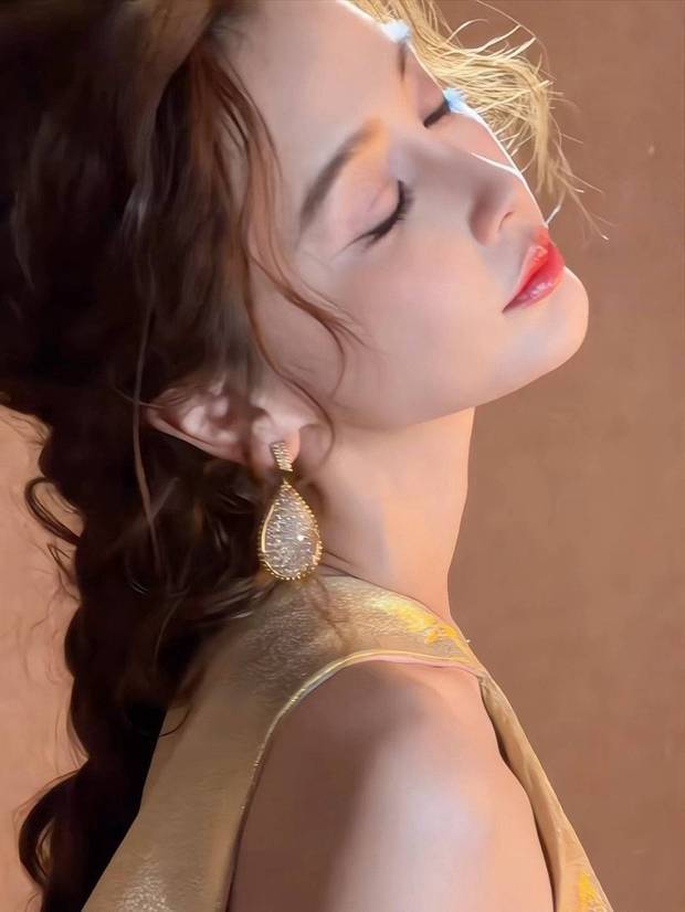 杨颖穿鎏金长裙秀曼妙身材，大眼灵动宛如芭比娃娃(图4)