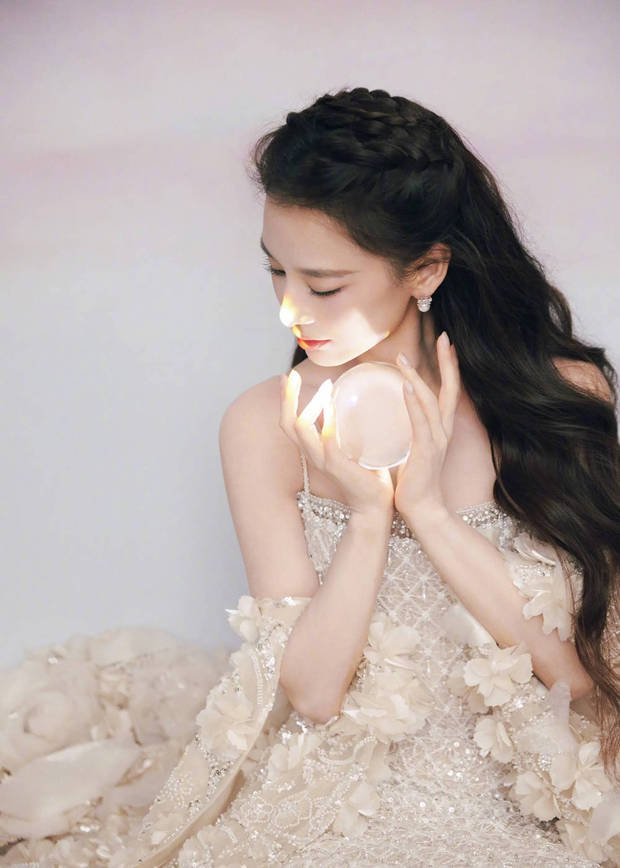 黄圣依持花亮相气质优雅，浅笑嫣然明艳大气(图3)