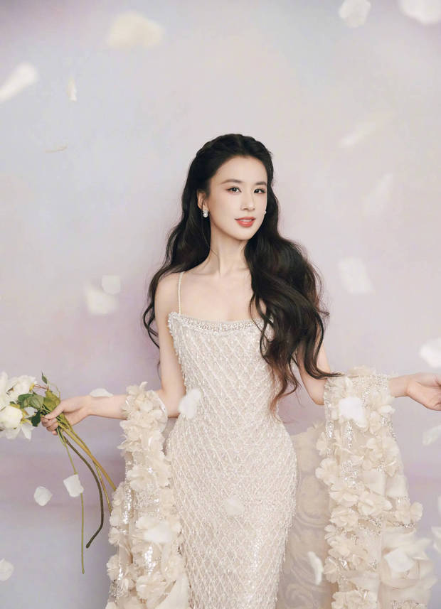 黄圣依持花亮相气质优雅，浅笑嫣然明艳大气(图2)