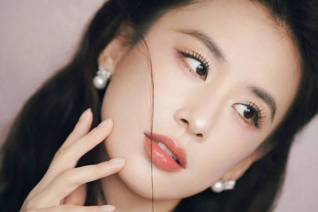 黄圣依持花亮相气质优雅，浅笑嫣然明艳大气(图1)