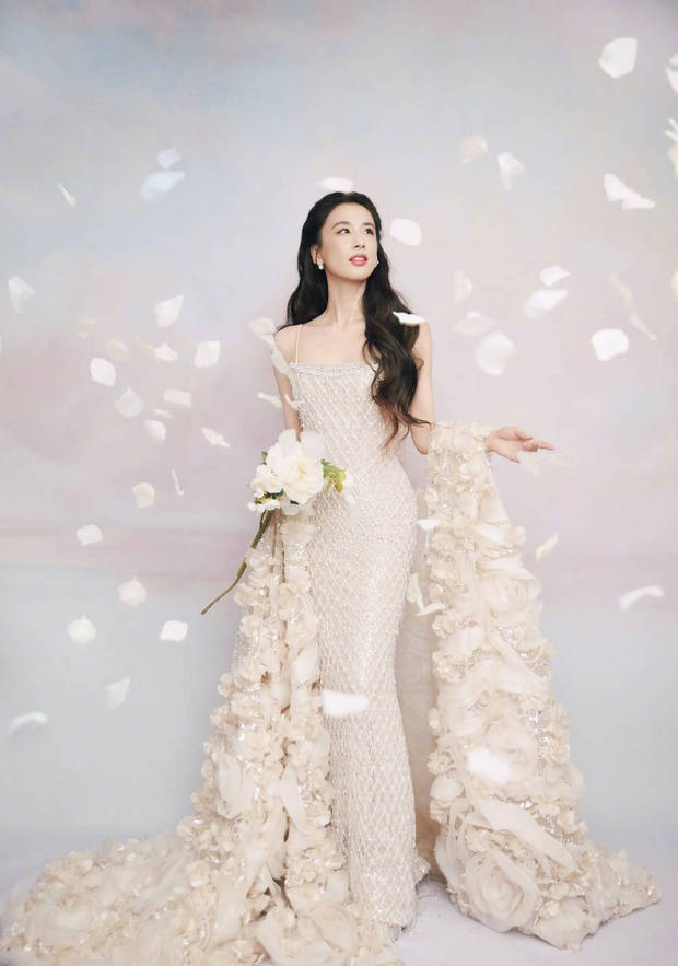 黄圣依持花亮相气质优雅，浅笑嫣然明艳大气(图4)