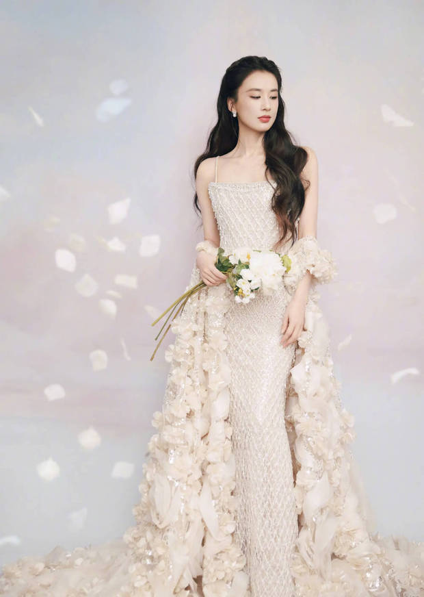 黄圣依持花亮相气质优雅，浅笑嫣然明艳大气(图5)