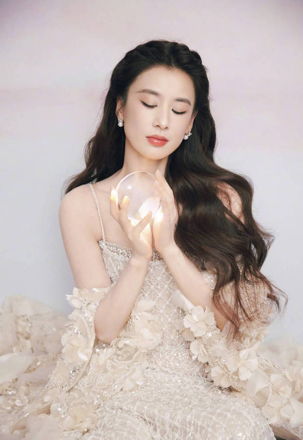 黄圣依持花亮相气质优雅，浅笑嫣然明艳大气(图6)