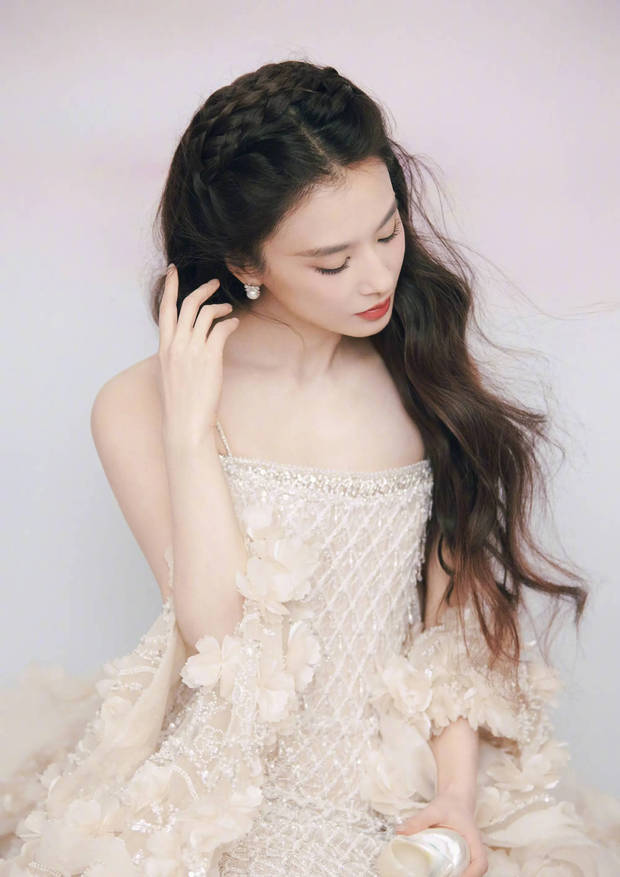 黄圣依持花亮相气质优雅，浅笑嫣然明艳大气(图7)