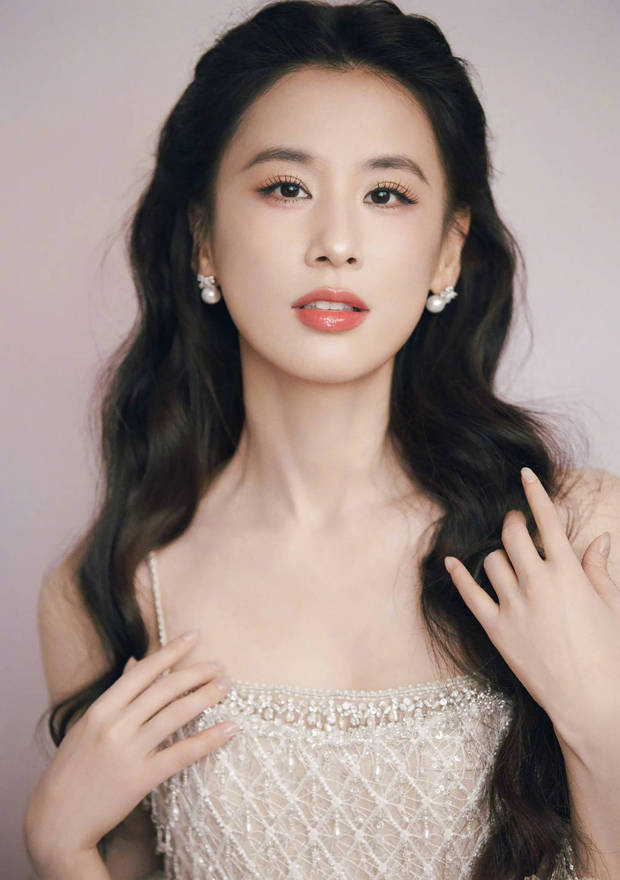 黄圣依持花亮相气质优雅，浅笑嫣然明艳大气(图8)