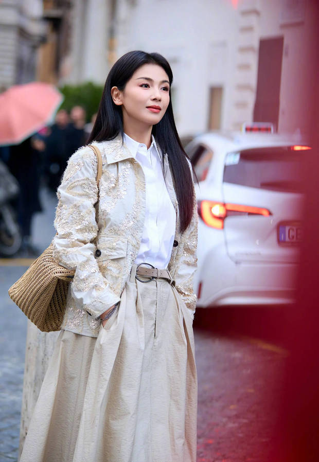 刘涛最新街拍释出!时髦穿搭漫步街头,气质尽显优雅知性(图4) 刘涛最新街拍释出!时髦穿搭漫步街头,气质尽显优雅知性(图4)