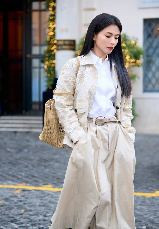 刘涛最新街拍释出!时髦穿搭漫步街头,气质尽显优雅知性(图6) 刘涛最新街拍释出!时髦穿搭漫步街头,气质尽显优雅知性(图6)