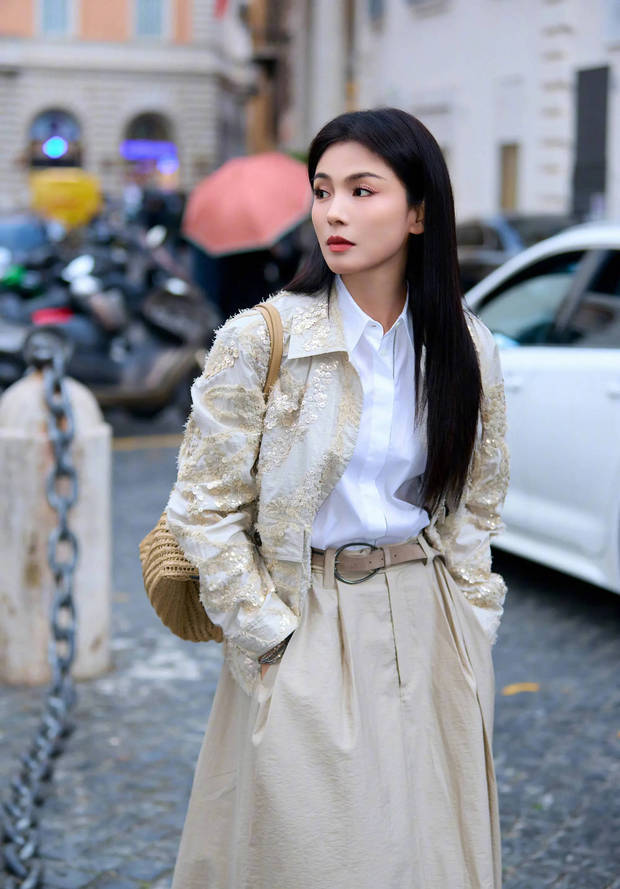 刘涛最新街拍释出!时髦穿搭漫步街头,气质尽显优雅知性(图5) 刘涛最新街拍释出!时髦穿搭漫步街头,气质尽显优雅知性(图5)