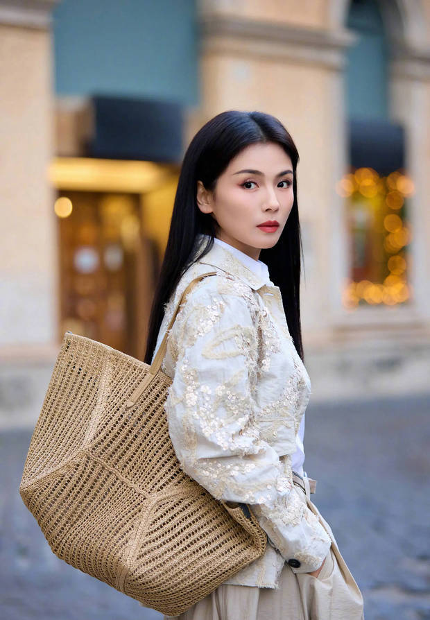 刘涛最新街拍释出!时髦穿搭漫步街头,气质尽显优雅知性(图2) 刘涛最新街拍释出!时髦穿搭漫步街头,气质尽显优雅知性(图2)