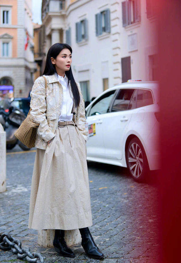 刘涛最新街拍释出!时髦穿搭漫步街头,气质尽显优雅知性(图3) 刘涛最新街拍释出!时髦穿搭漫步街头,气质尽显优雅知性(图3)