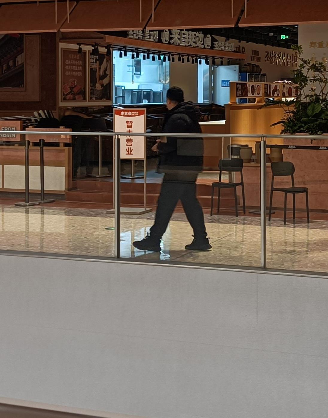 合肥一烤肉店有宠物狗上桌吃饭，记者实探：店面已暂停营业(图2)