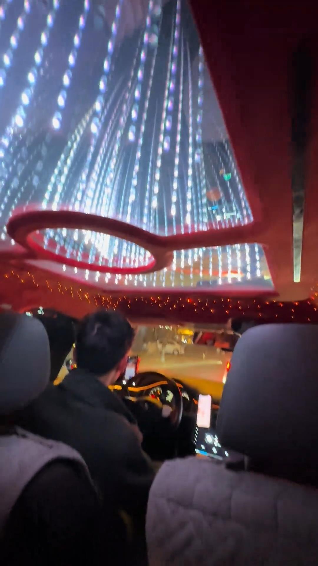 女子打车遇“最炫出租车”，网友：打到了移动KTV(图1)