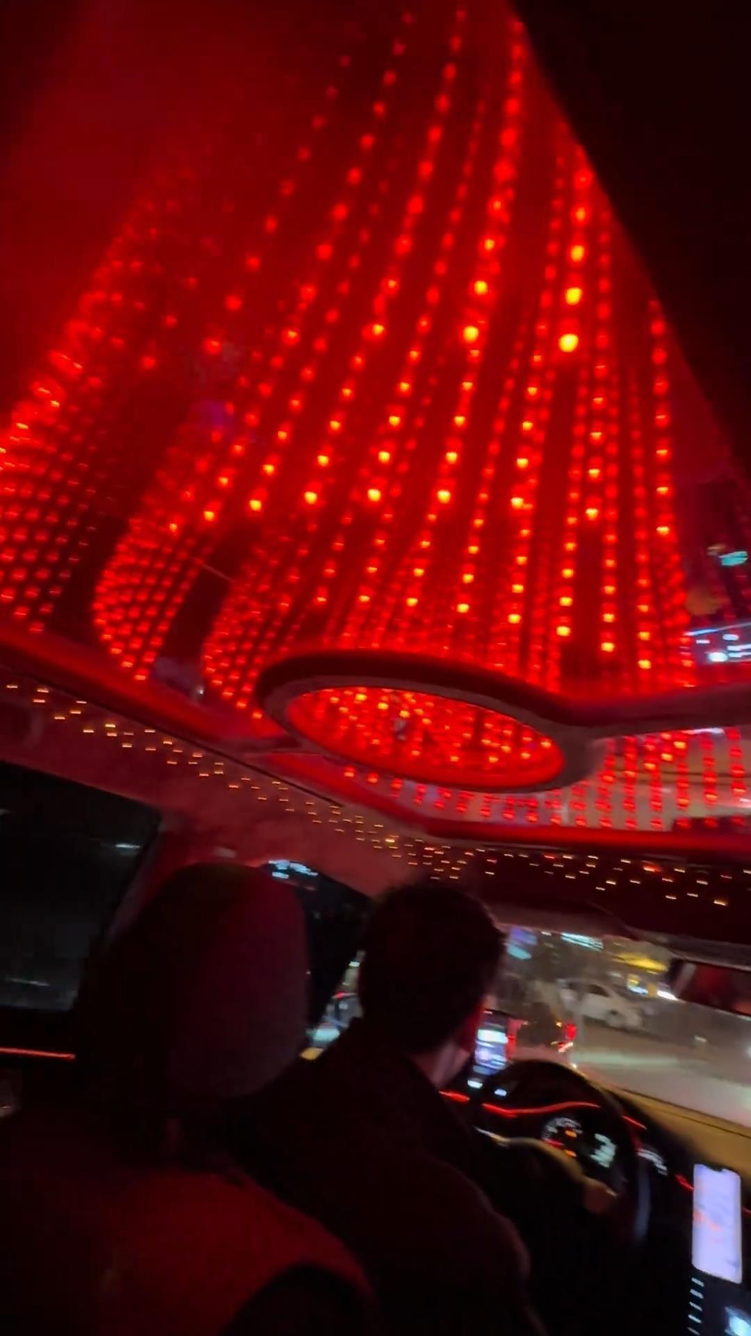 女子打车遇“最炫出租车”，网友：打到了移动KTV(图2)