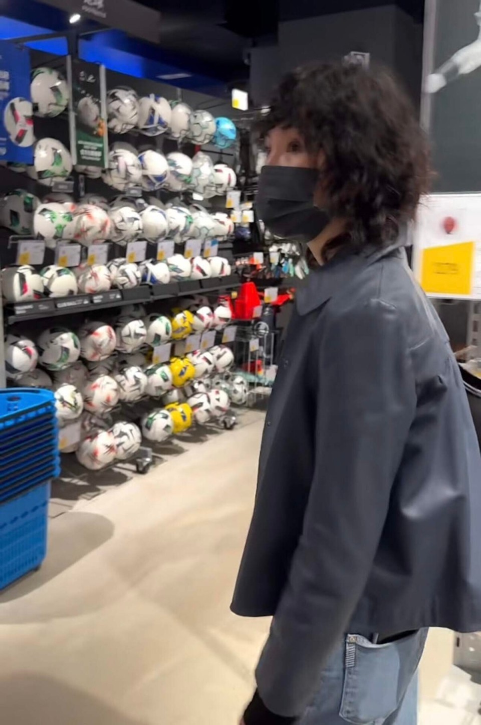 香港知名影后逛平价运动用品店,获网友赞贴地,卷发造型显年轻(图4) 香港知名影后逛平价运动用品店,获网友赞贴地,卷发造型显年轻(图4)