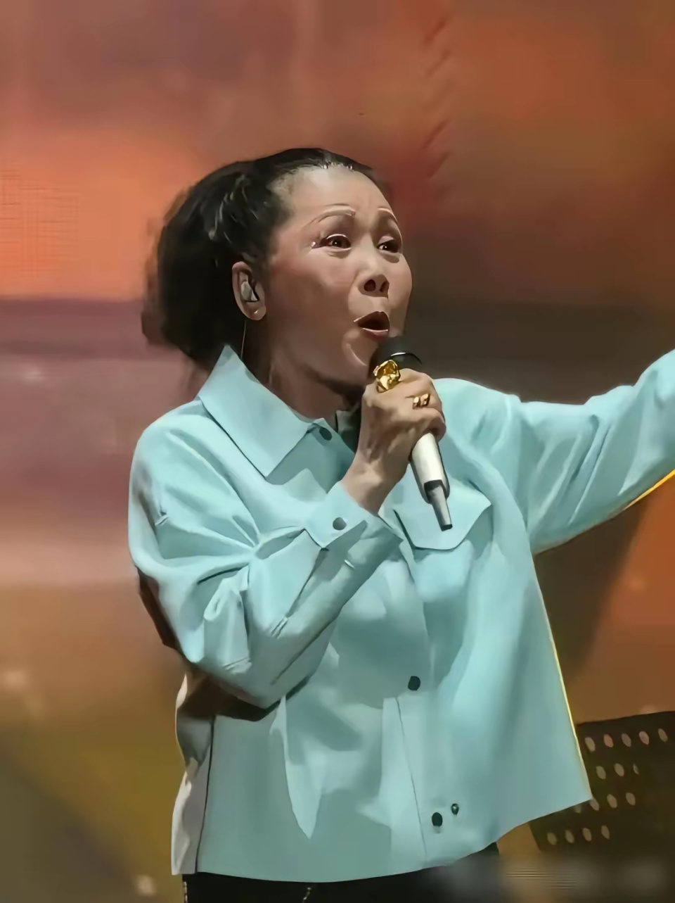 田震辟谣换国籍谣言！一句“中国胃”直接戳穿谣言，这才是真骨气(图3)