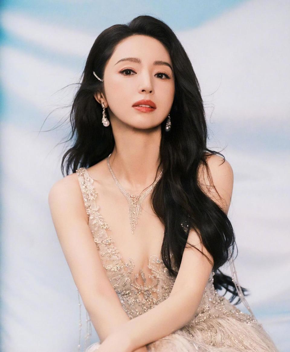 董璇46岁状态绝了！海边穿搭美出新高度，