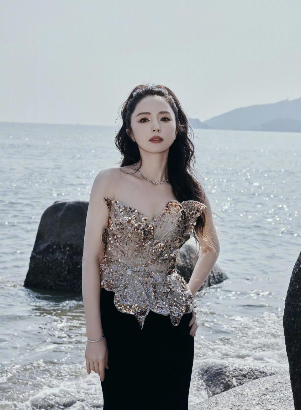 董璇46岁状态绝了！海边穿搭美出新高度，举手投足皆是风情(图2)