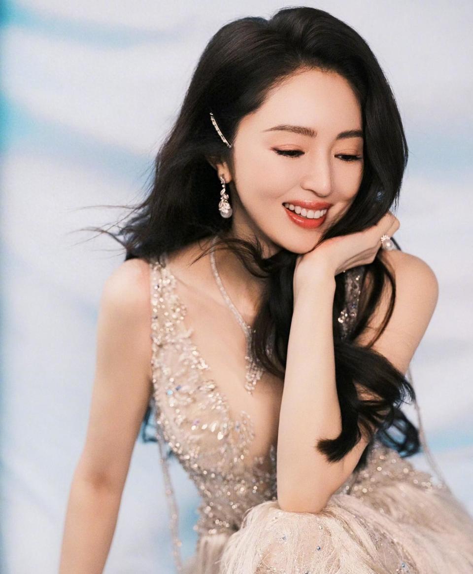 董璇46岁状态绝了！海边穿搭美出新高度，举手投足皆是风情(图3)